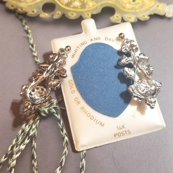 Whiting and Davis NEW OLD STOCK on orig card 14k Post Earrings - Picture 3 of 7